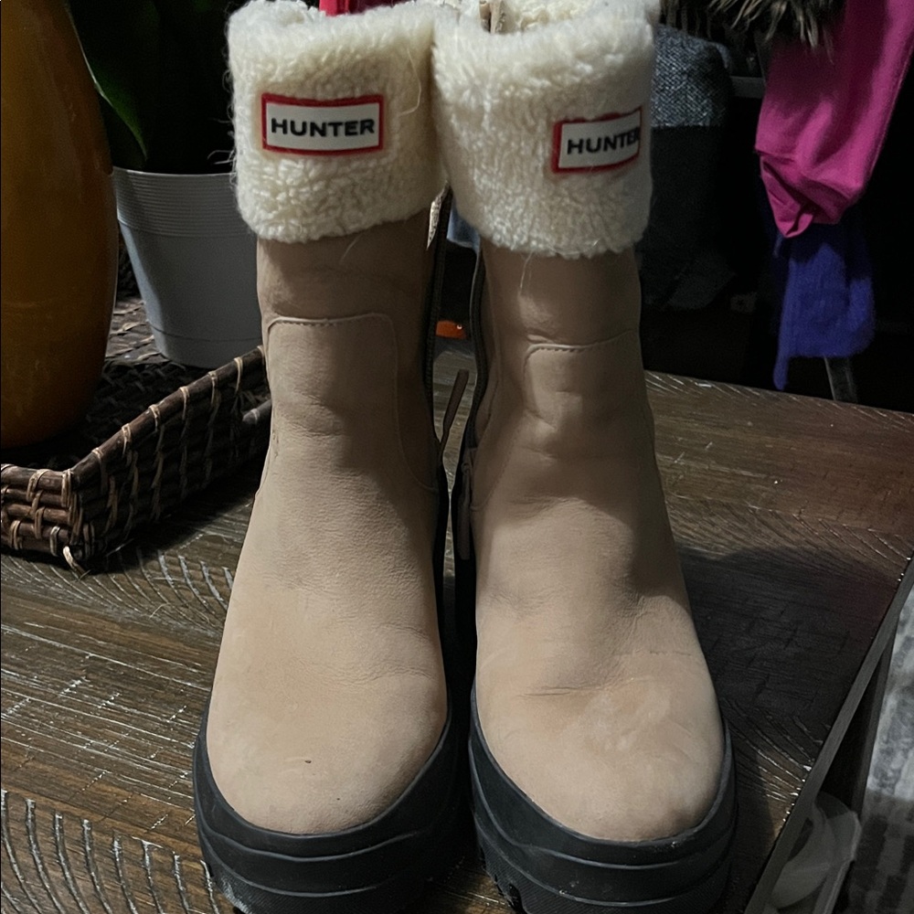 Hunter Women's Tan Shearling-Trim Heeled Boots